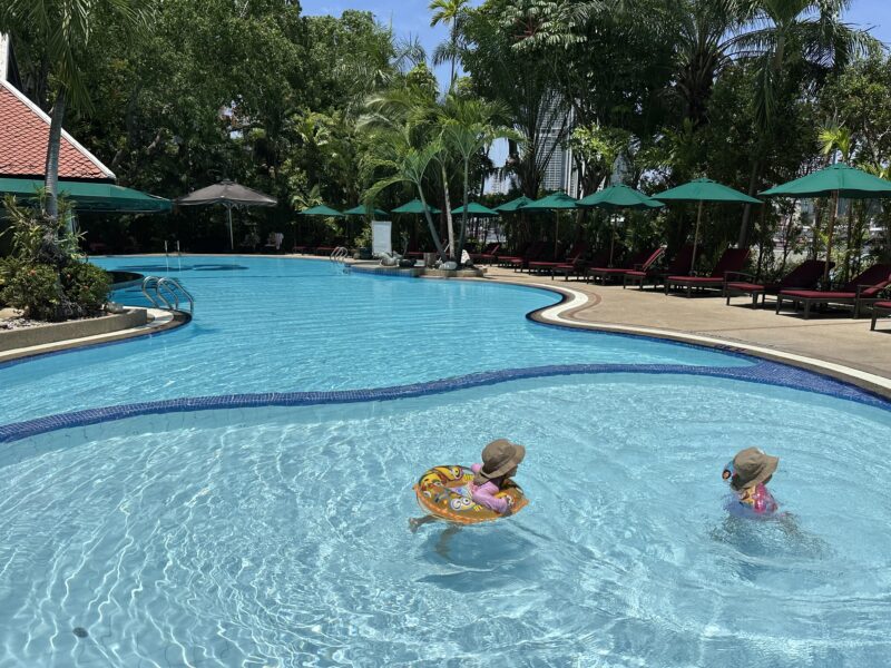 ホテルのプールで遊ぶ子ども