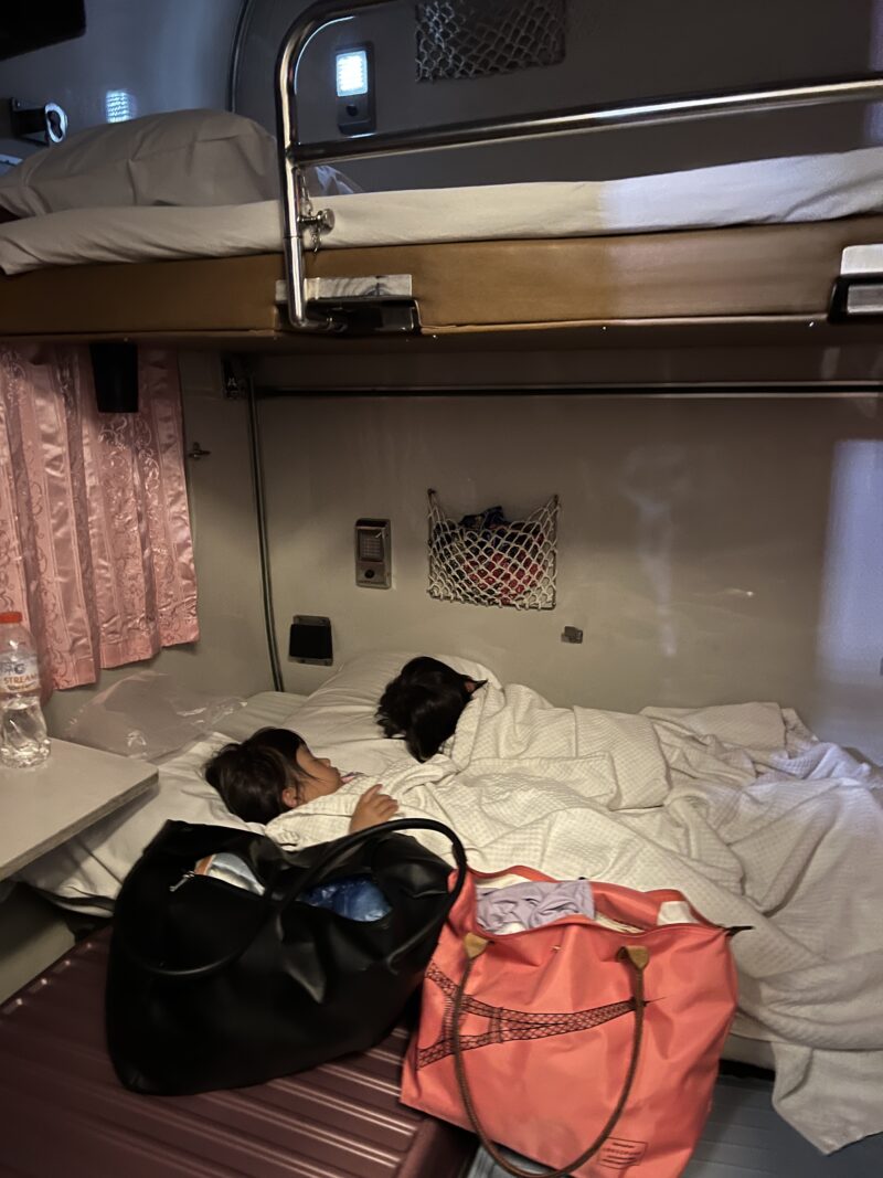 寝台列車の二段ベッドで寝る子ども